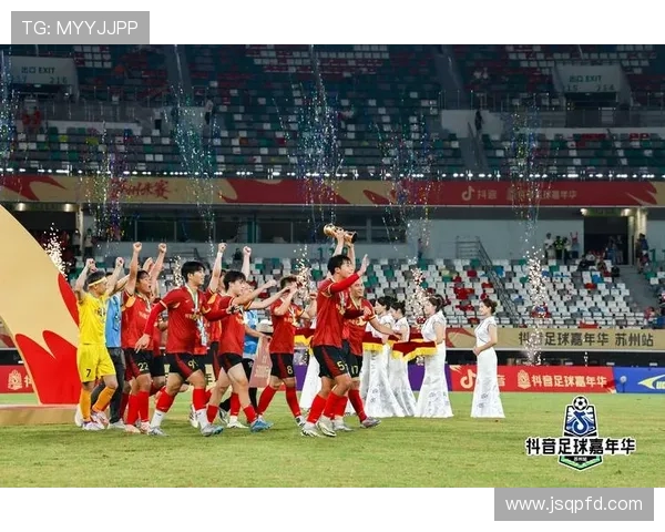 全国锦标赛回顾：西安足球队默契配合展现团队实力与战术智慧