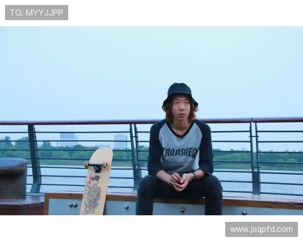 李丽的滑板人生：从初学者到职业选手的深度对话与成长故事