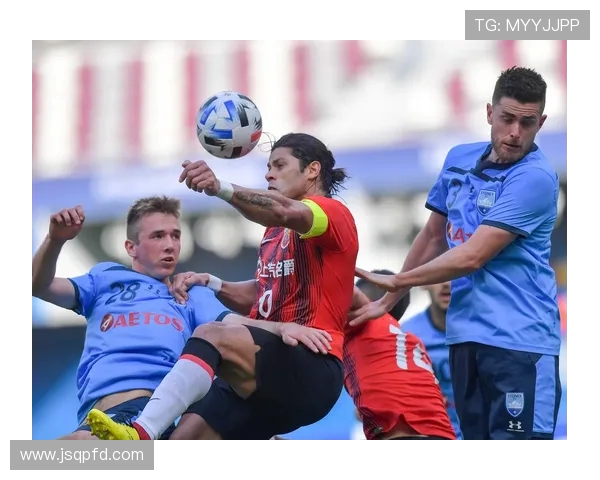 上海上港迎战悉尼足球队争夺亚冠小组赛关键胜利